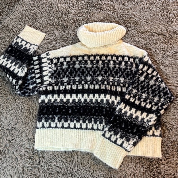 Universal Thread Fuzzy Eyelash Turtleneck Pullover Sweater Medium - Picture 3 of 8